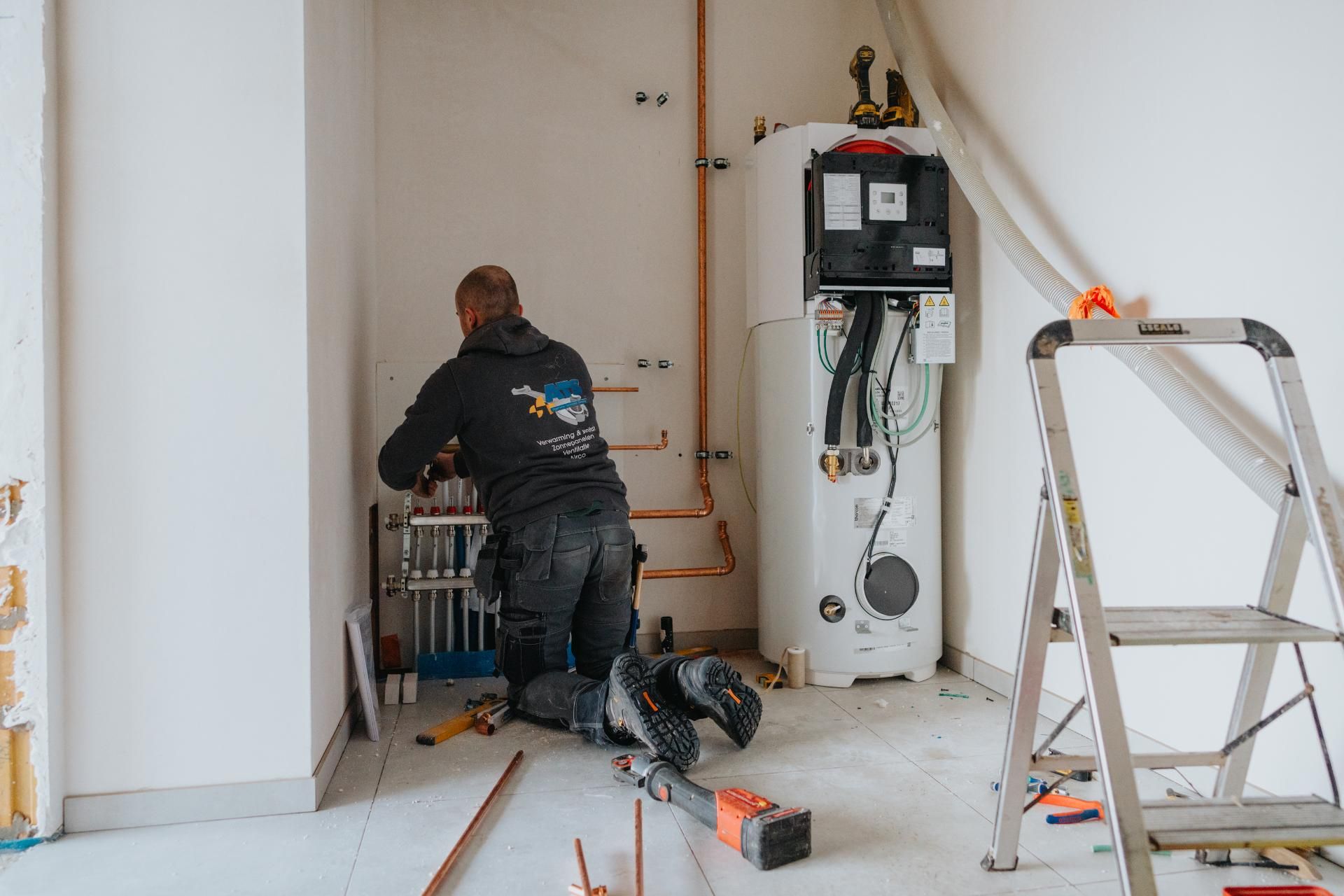 ATS Technieker werkt aan de installatie van een warmtepomp